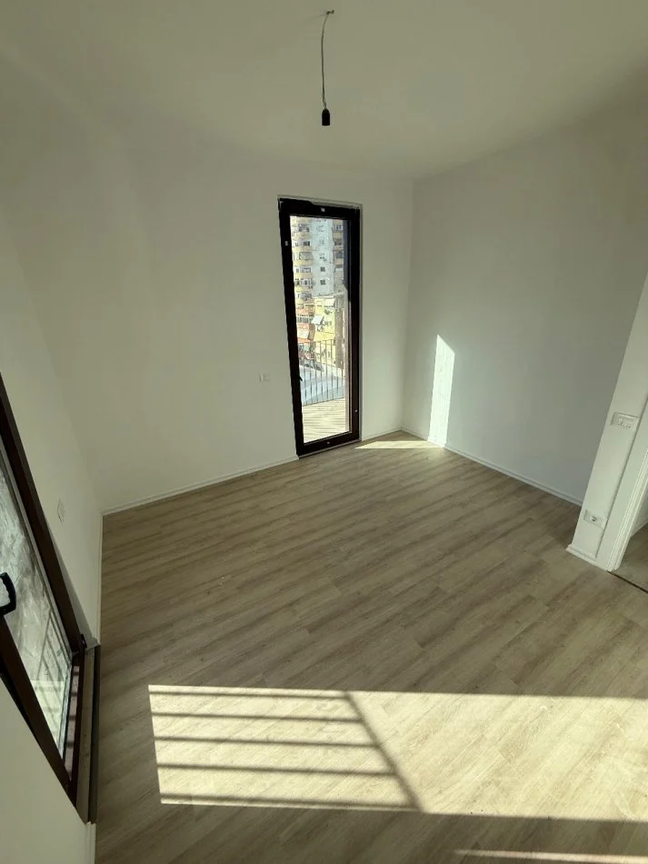 Tirane, jepet me qera zyre Kati 3, 100 m² 1.500 € (Parku Olimpik)