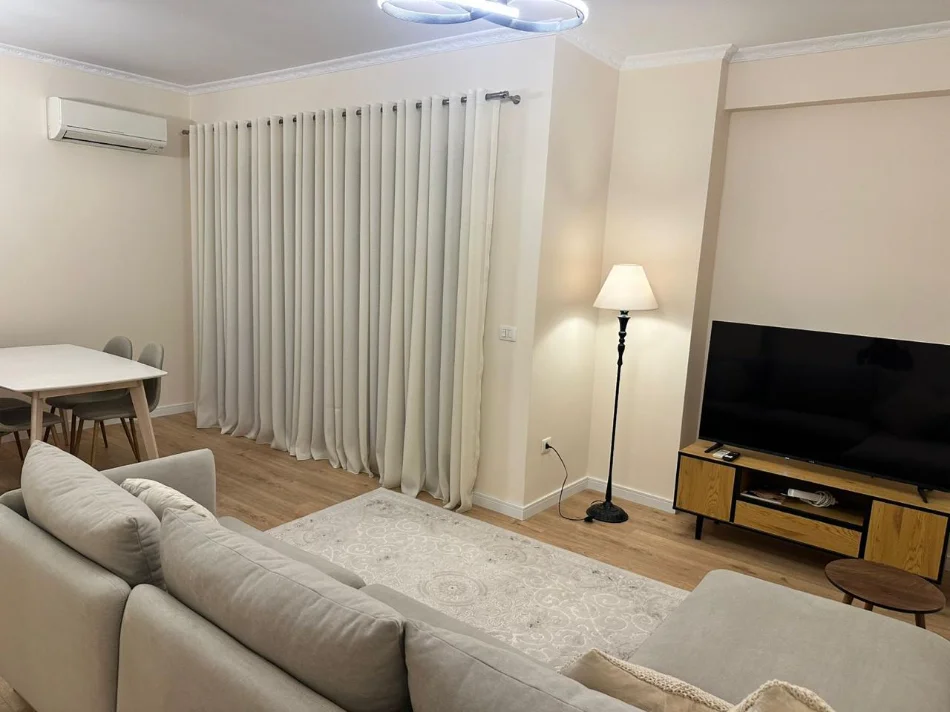 Tirane, jepet me qera apartament 2+1 Kati 7, 1.200 € (kompleksi delijorgji)
