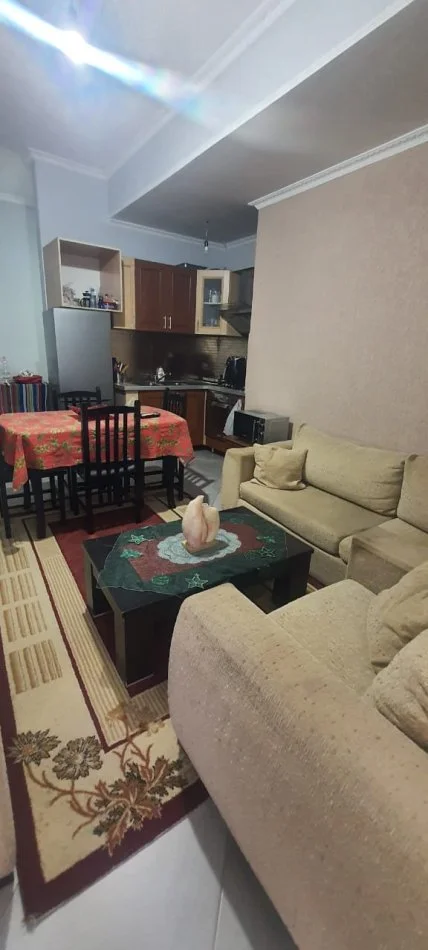 Tirane, jepet me qera apartament 1+1+Ballkon Kati 4, 60 m² 300 € (rruga Muhamed Deliu)