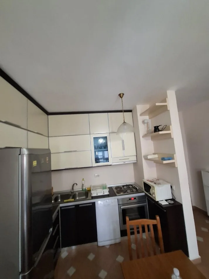 Tirane, jepet me qera apartament 2+1 Kati 4, 90 m² 650 € (Zogu Zi)