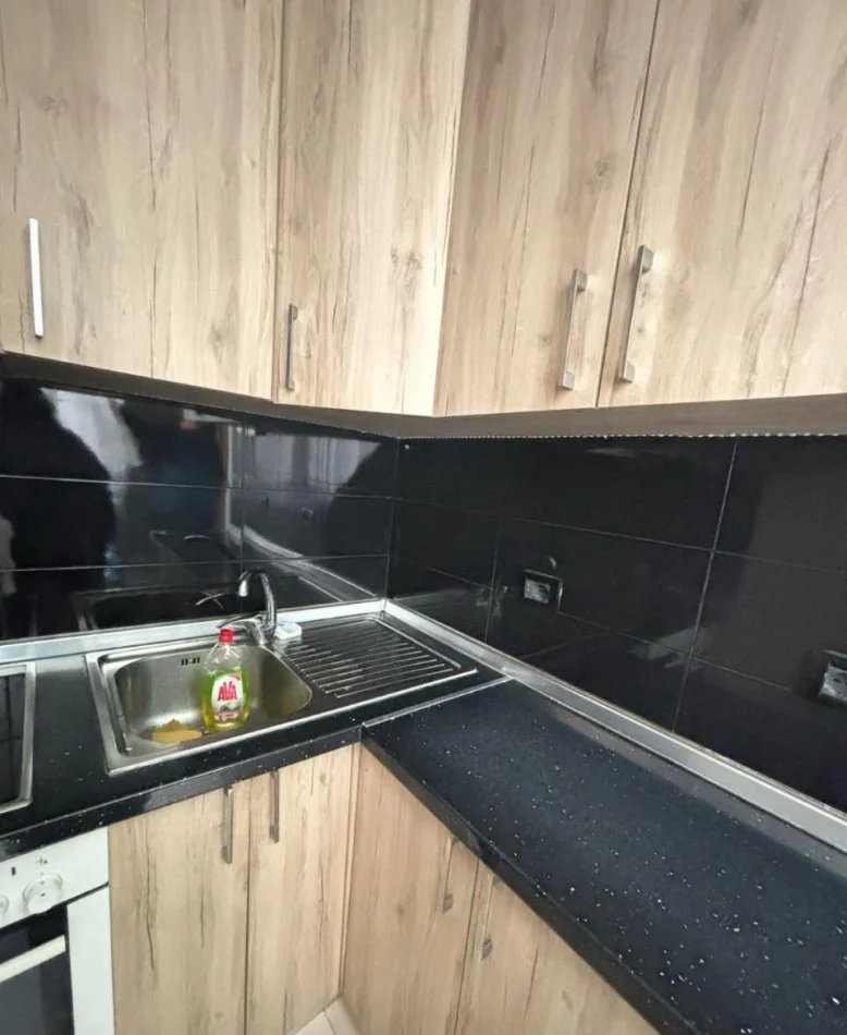 Tirane, jepet me qera apartament 1+1 Kati 2, 75 m² 500 € (Shkolla e Kuqe)