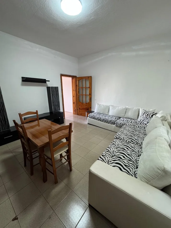 Tirane, jepet me qera apartament 2+1+Parkim, Kati 1, 100 m² 250 €