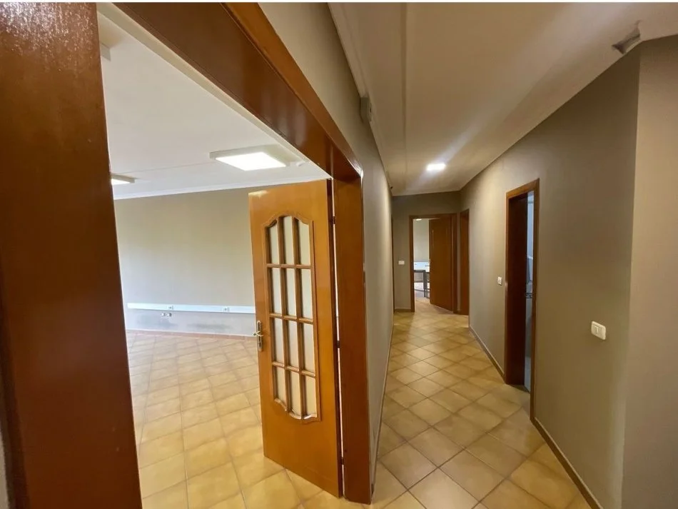 Tirane, jepet me qera zyre Kati 5, 146 m² 1.000 € (Bulevardin Gjergj Fishta, Ish Ekspozita)