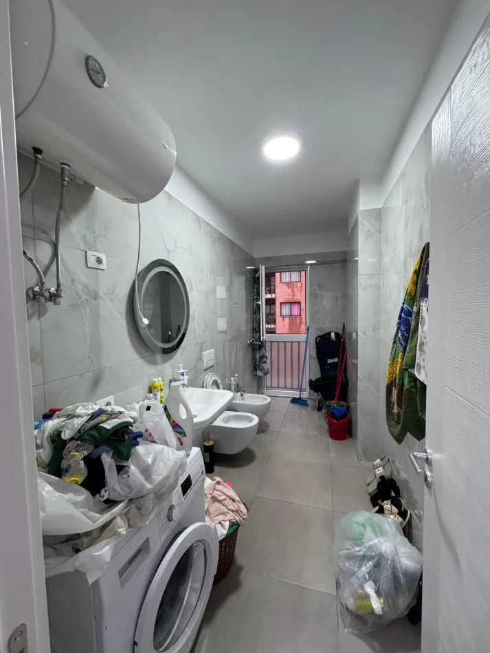 Tirane, jepet me qera apartament 1+1 Kati 4, 56 m² 450 € (Yzberisht)