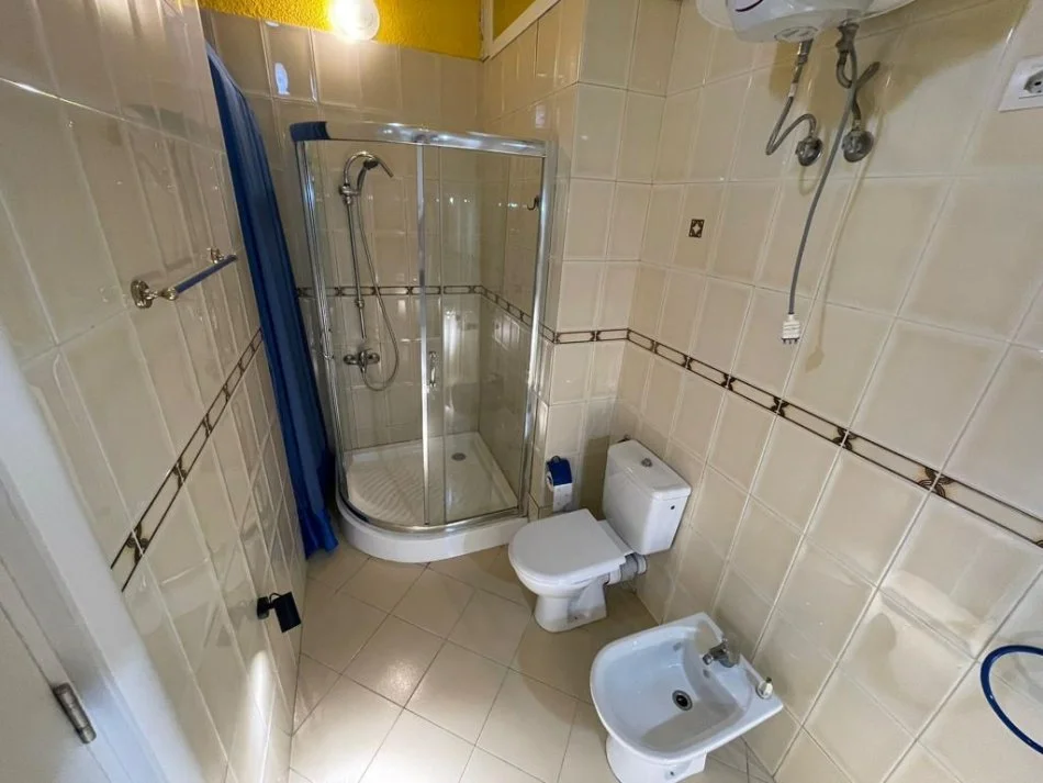 Tirane, jepet me qera apartament 1+1 Kati 8, 100 m² 700 € (Rruga Kosovareve)