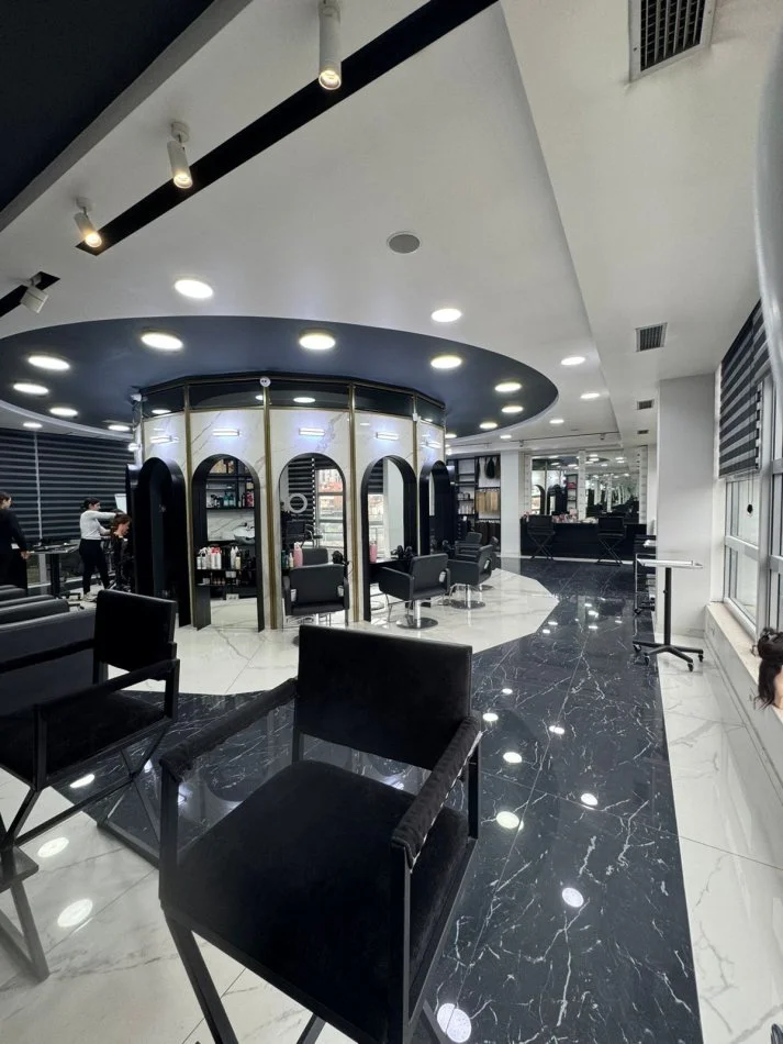 Tirane, shitet ambjent biznesi Kati 1, 350.000 € 