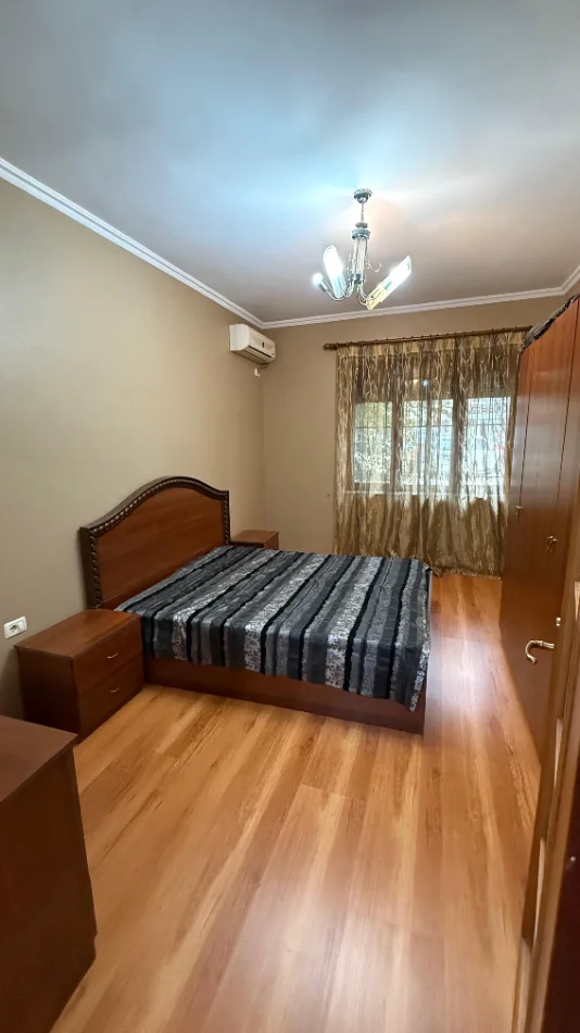 Tirane, jepet me qera apartament 1+1 Kati 1, 65 m² 550 € (Garda)