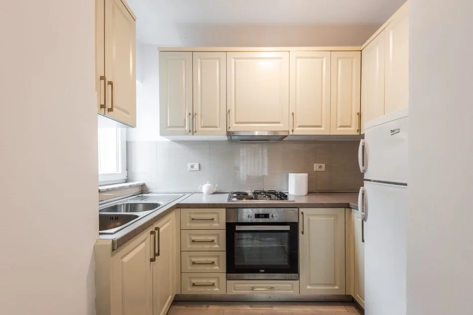 Tirane, jepet me qera apartament 2+1+Ballkon Kati 1, 90 m² 700 € (Pazari i Ri)