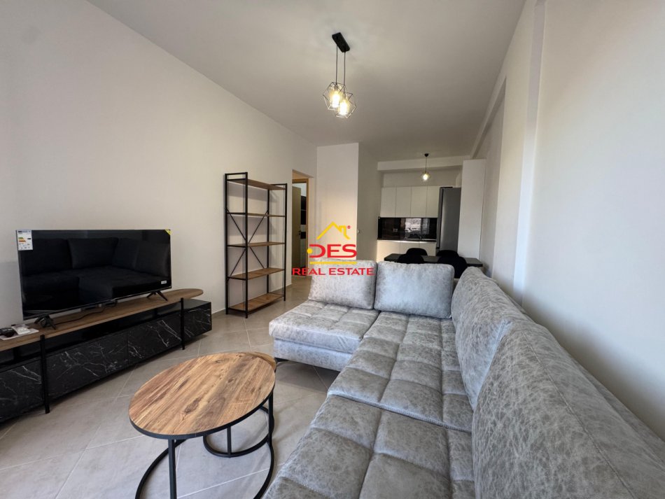 Vlore, jepet me qera apartament 1+1+Ballkon Kati 6, 70 m² 320 € (Rruga Sadik Zotaj)