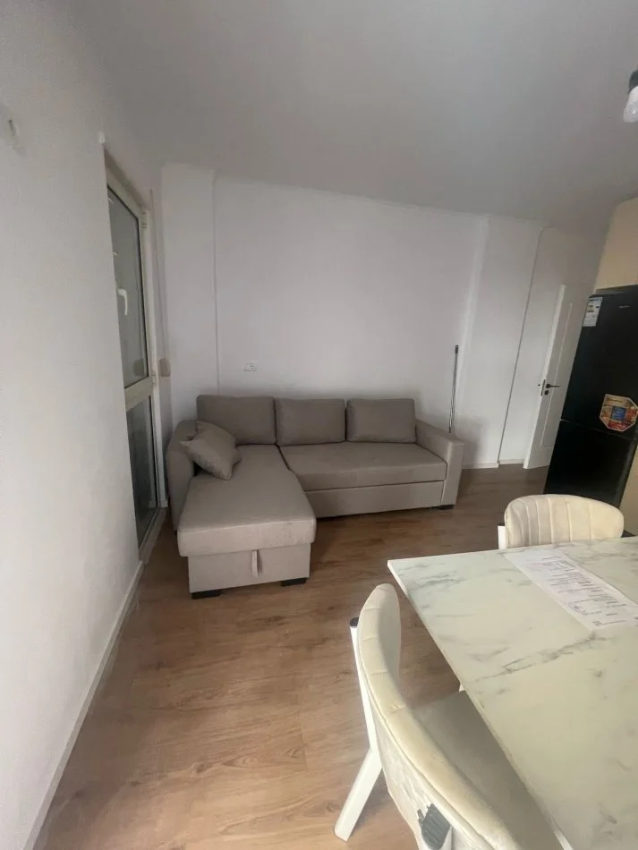 Tirane, jepet me qera apartament 1+1 Kati 2, 50 m² 600 € (Rr Mine Peza)