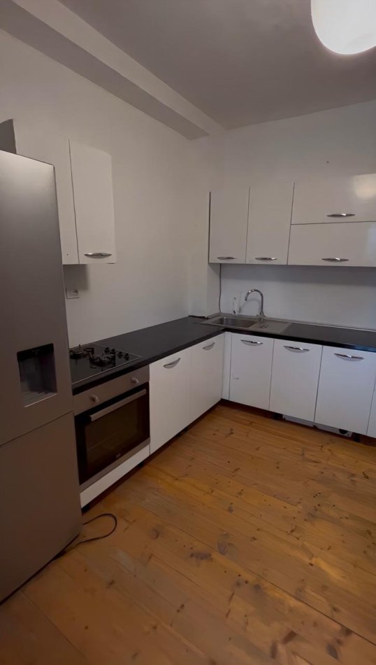 Tirane, jepet me qera apartament 1+1 Kati 2, 100 m² 500 € (Rruga Kroit, prane Kopshtit Zologjik)