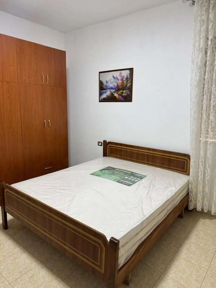 Tirane, jepet me qera apartament 1+1+Ballkon Kati 2, 65 m² 450 € (rruga 5 Maj)