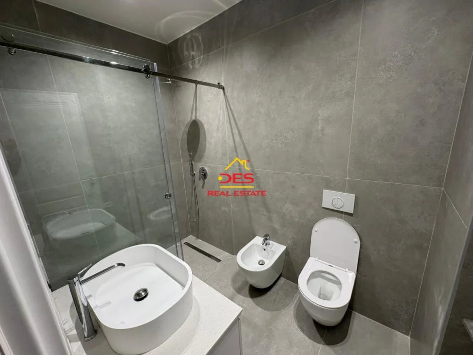 Vlore, jepet me qera apartament 2+1+Ballkon Kati 2, 100 m² 700 € (Rruga Sadik Zotaj)