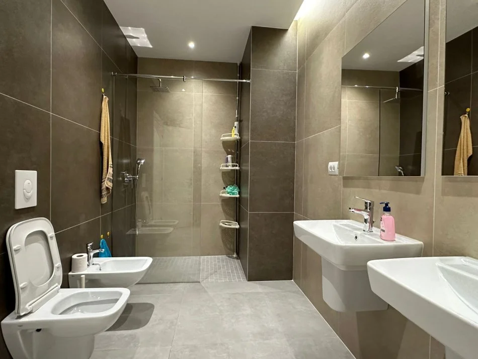 Tirane, jepet me qera apartament 2+1 Kati 7, 131 m² 1.000 € (rruga e kavajes)