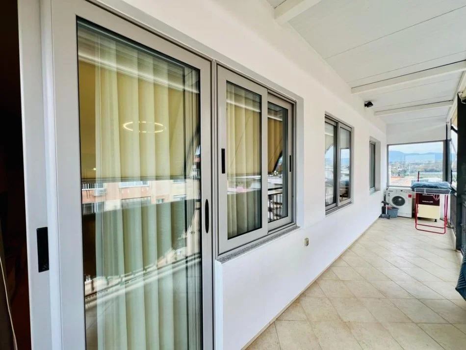 Tirane, jepet me qera apartament 2+1+Ballkon Kati 10, 90 m² 700 € (Komuna e Parisit)