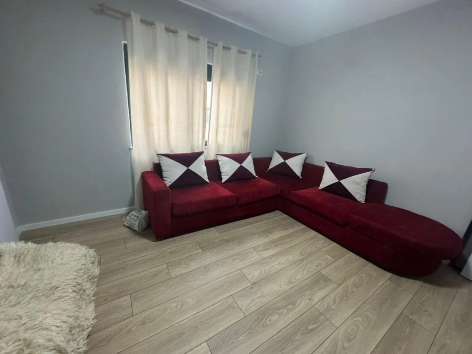 Shqiperi, jepet me qera apartament 2+1+Ballkon Kati 4, 100 m² 500 € (Rruga Thesarit)