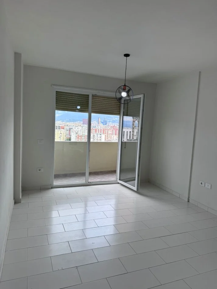 Tirane, jepet me qera apartament 1+1+Ballkon Kati 10, 70 m² 400 € (rruga Bedri Karapici)