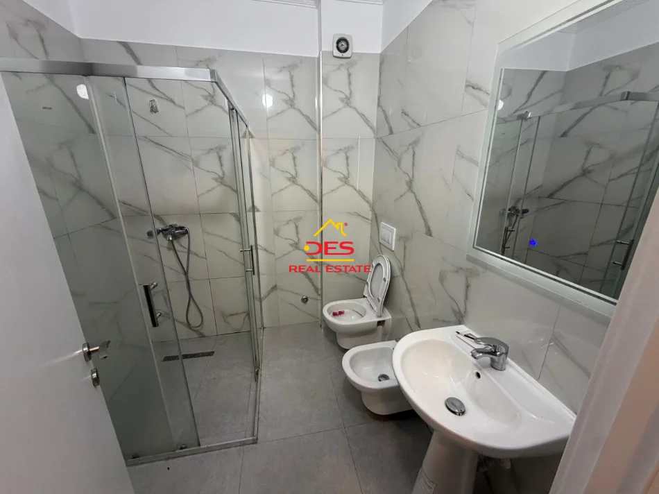 Vlore, jepet me qera apartament 1+1+Ballkon Kati 4, 70 m² 350 € (Rruga Lef Sallata)
