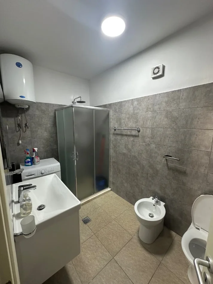 Tirane, jepet me qera apartament 1+1 Kati 8, 650 € 