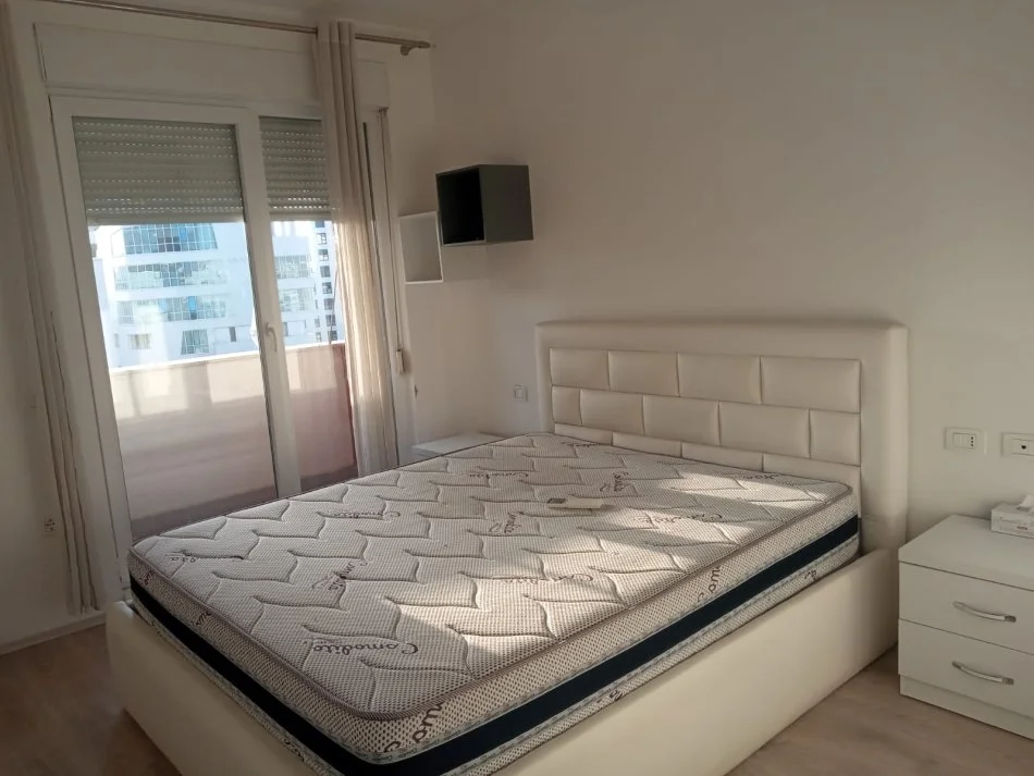 Tirane, jepet me qera apartament 2+1+Ballkon Kati 8, 97 m² 600 € (rruga Artan Lenja)