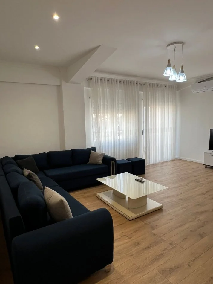 Tirane, jepet me qera apartament 1+1 Kati 5, 80 m² 400 € (Fresk)