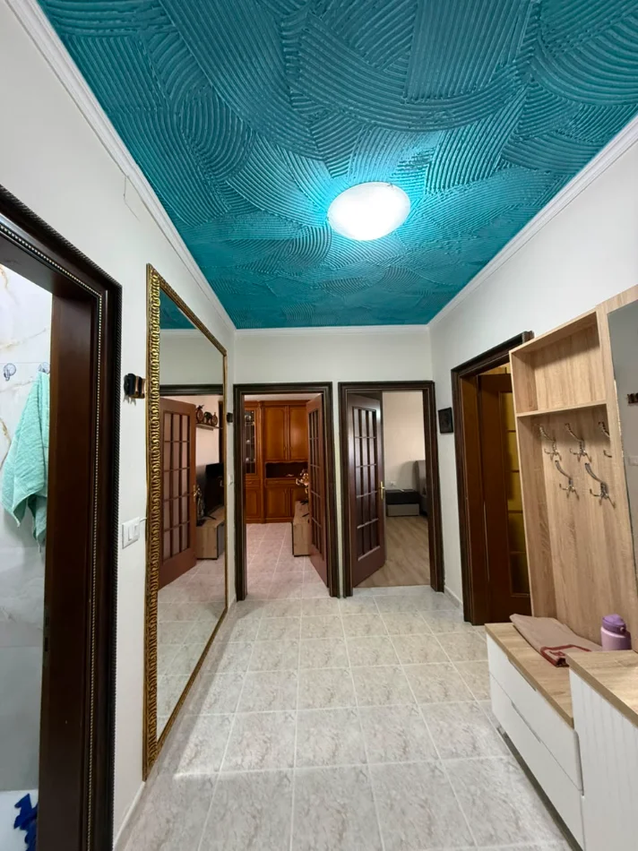Tirane, jepet me qera apartament 2+1+Ballkon Kati 5, 90 m² 700 € (ali demi)