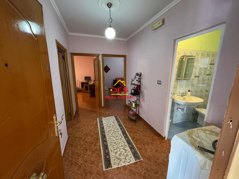 Vlore, jepet me qera apartament 1+1+Ballkon Kati 3, 85 m² 300 € (Rruga Osman Haxhiu)