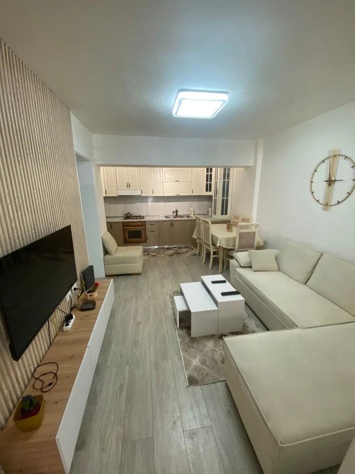 Tirane, jepet me qera apartament 2+1+Aneks+Ballkon Kati 1, 60 m² 550 € (zogu i zi)
