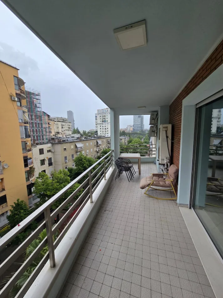Tirane, jepet me qera zyre Kati 5, 136 m² 1.200 € (Libri Universitar)