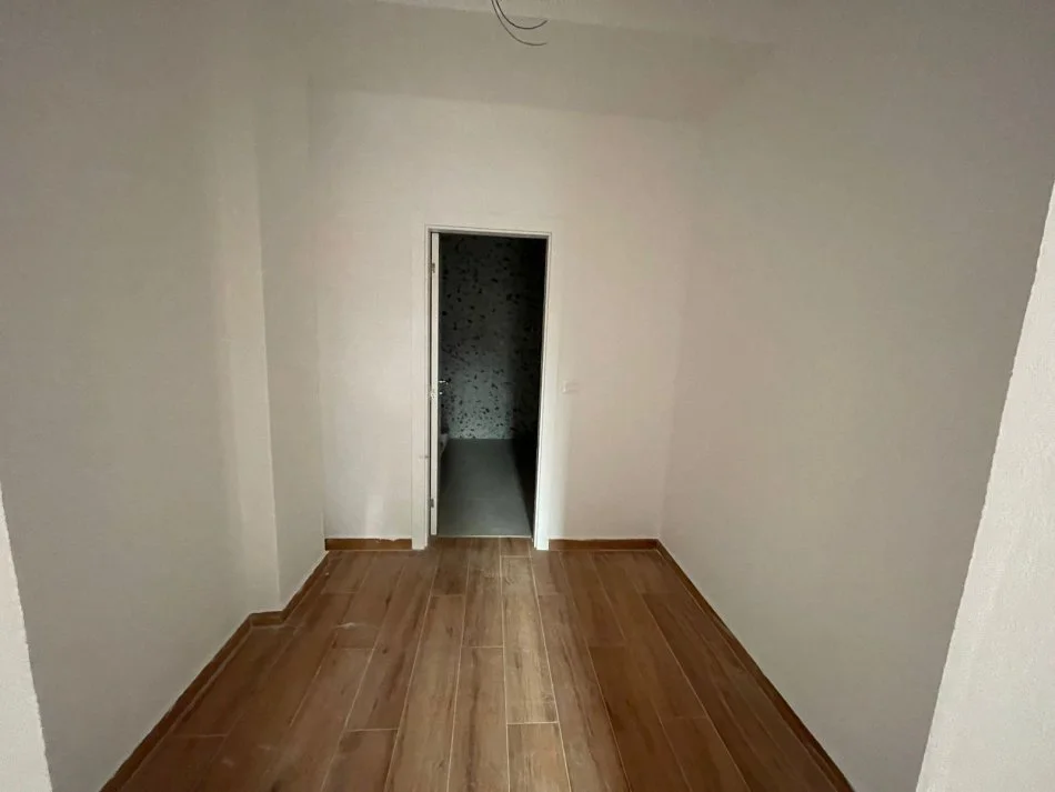Tirane, jepet me qera zyre Kati 1, 280 m² 3.500 € (Rruga Kavajes)
