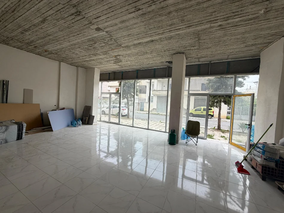 Durres, jepet me qera ambjent biznesi Kati 0, 80 m² 250 € (Prane Vala Park)