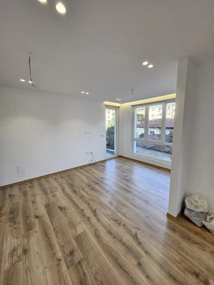 Tirane, jepet me qera apartament 2+1+Ballkon Kati 2, 110 m² 800 € (Tregu Elektrik)