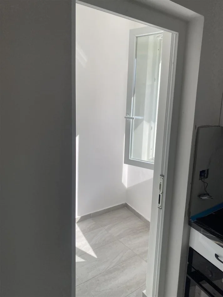 Tirane, jepet me qera apartament 1+1+Ballkon Kati 2, 70 m² 550 € (Ish Tregu Elektrik)