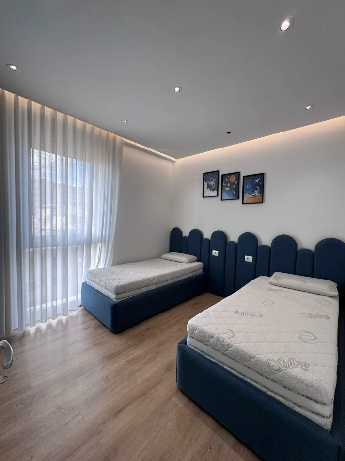 Tirane, jepet me qera apartament 2+1+Ballkon Kati 4, 104 m² 900 € 