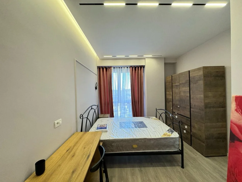 Tirane, jepet me qera 2+1+Ballkon Kati 2, 102 m² 750 € (Kompleksi IBN, Ish Fusha e Aviacionit)