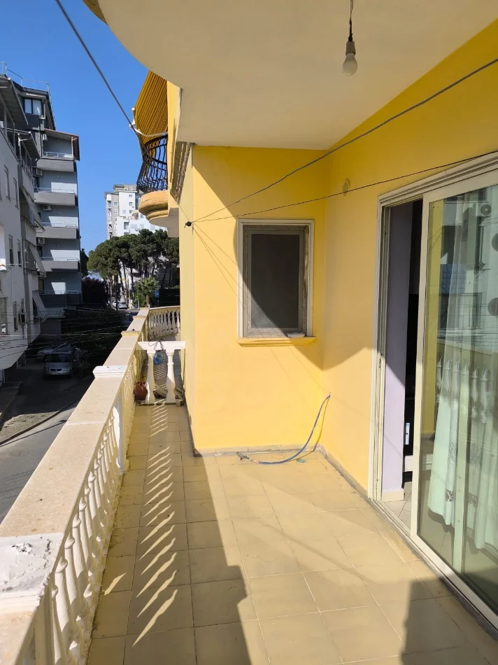 Durres, jepet me qera apartament 1+1+Ballkon Kati 1, 350 € (Shkembi i Kavajes)