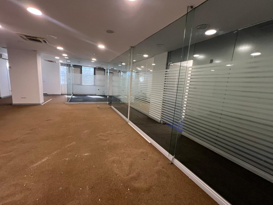 Tirane, jepet me qera zyre Kati 1, 265 m² 2.500 € (zogu i zi)