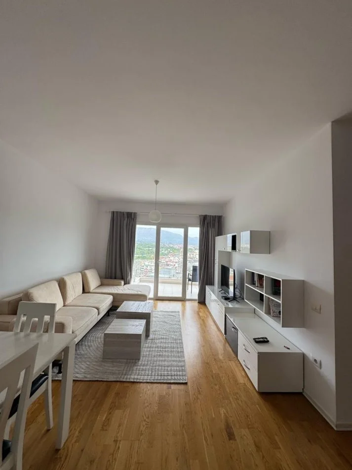 Tirane, jepet me qera apartament 2+1+Ballkon Kati 4, 100 m² 800 € (Selite e vjeter)
