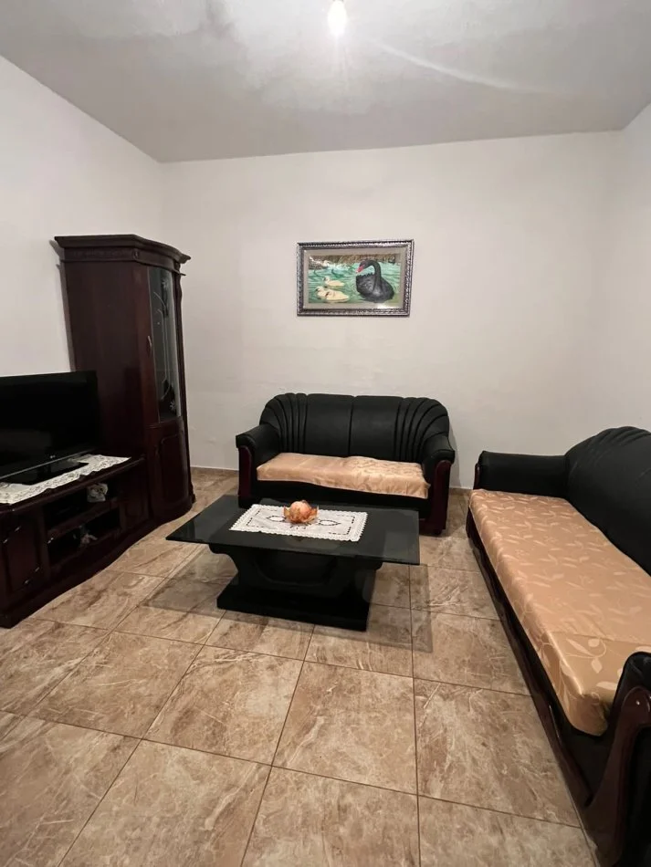 Tirane, jepet me qera shtepi 2+1+Ballkon Kati 0, 100 m² 300 € (Rruga vangjerl meksi)