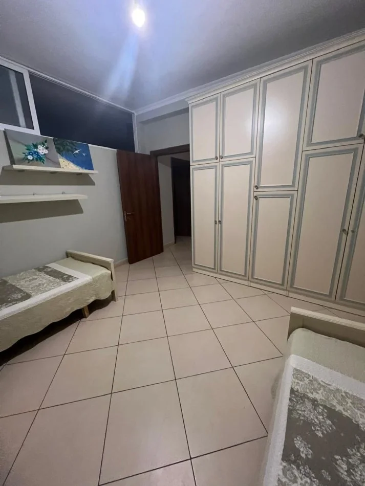 Tirane, jepet me qera apartament 2+1+Ballkon Kati 3, 100 m² 450 € (rruga Peti)