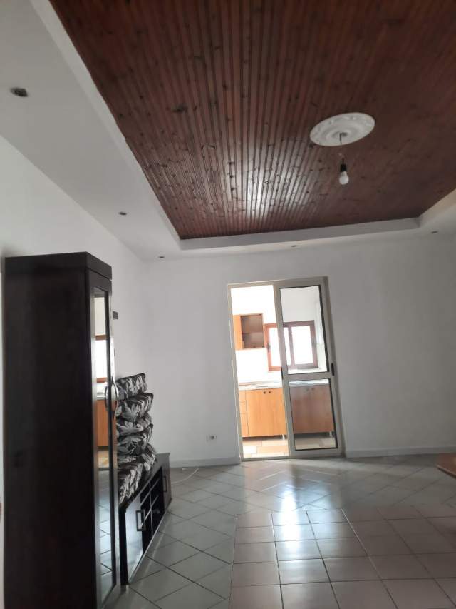Tirane, jepet me qera 5 Maji 1+1+A+BLK Kati 2, 70 m² 220 Euro (ram sadria)
