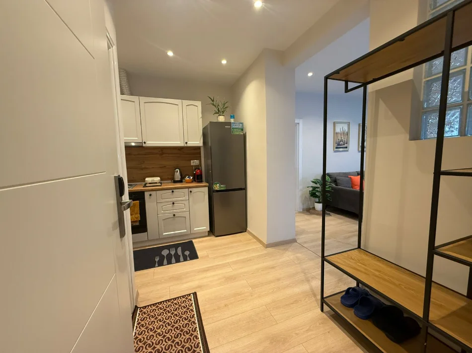 Tirane, jepet me qera apartament 1+1+Ballkon Kati 4, 57 m² 750 € (Rruga Myslym Shyri)