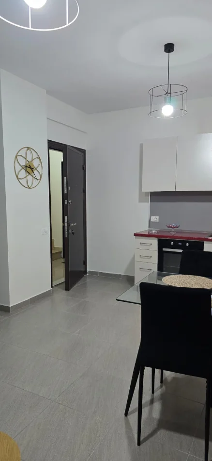 Tirane, jepet me qera apartament 1+1 Kati 2, 60 m² 520 € (Komuna e Parisit prane Kika 3)