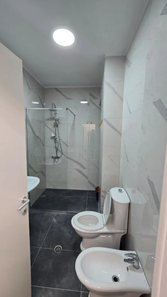 Tirane, jepet me qera apartament 1+1 , 68 m² 800 € (Stacioni i Trenit)