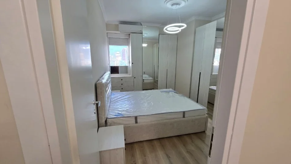 Tirane, jepet me qera apartament 1+1 , 68 m² 800 € (Stacioni i Trenit)