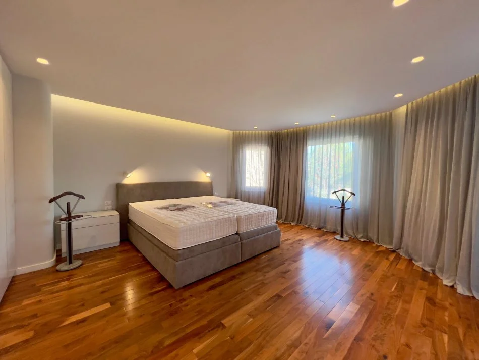 Tirane, jepet me qera Vile 5+1+Aneks+Ballkon , 593 m² 4.500 € (teg)