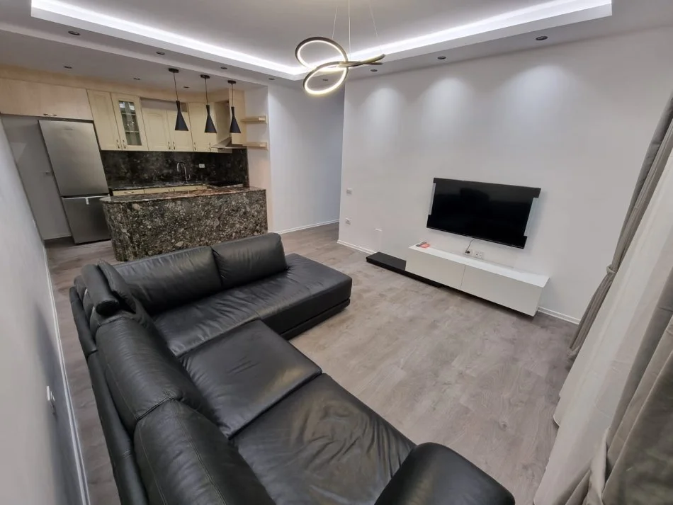 Tirane, jepet me qera apartament 2+1+Ballkon Kati 3, 95 m² 600 € (rruga Hamdi Sina)