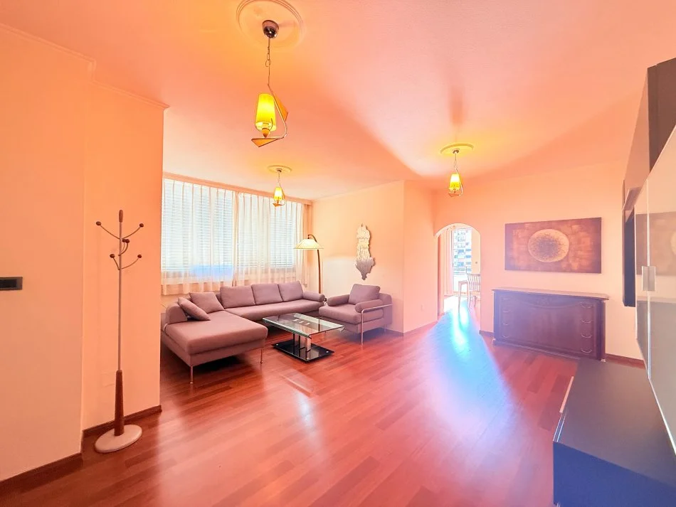 Tirane, jepet me qera apartament 2+1 Kati 7, 120 m² 1.300 € (BLLOK)