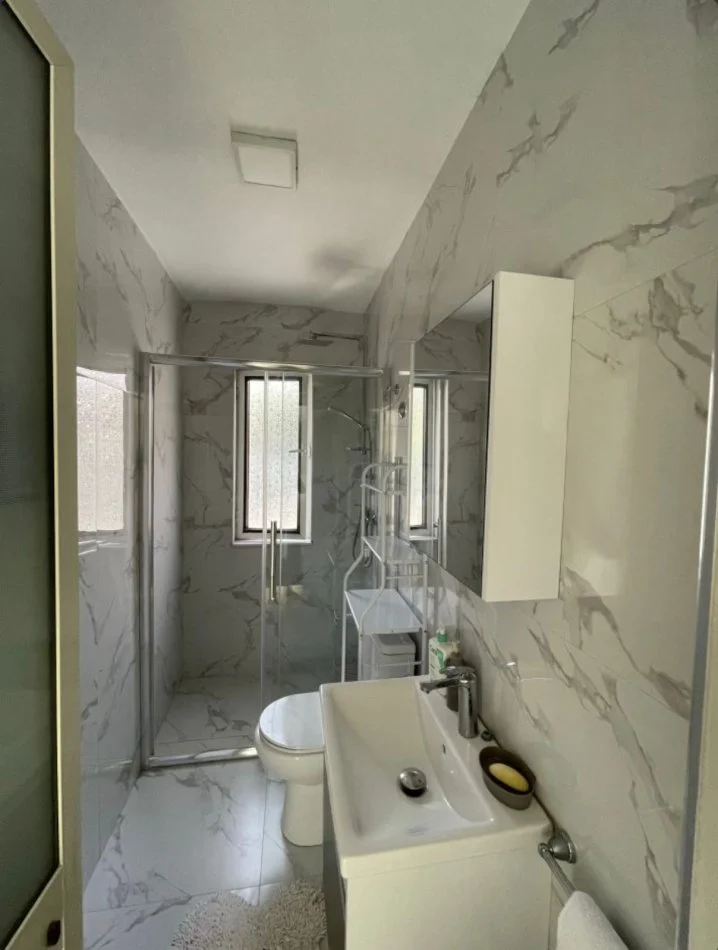 Tirane, jepet me qera shtepi 1+1 Kati 1, 80 m² 600 € (Rruga besim mema)