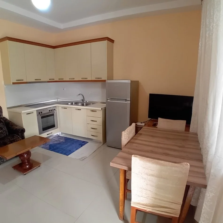 Tirane, jepet me qera apartament 1+1 Kati 2, 77 m² 350 € (Rruga Lucie Miloti)